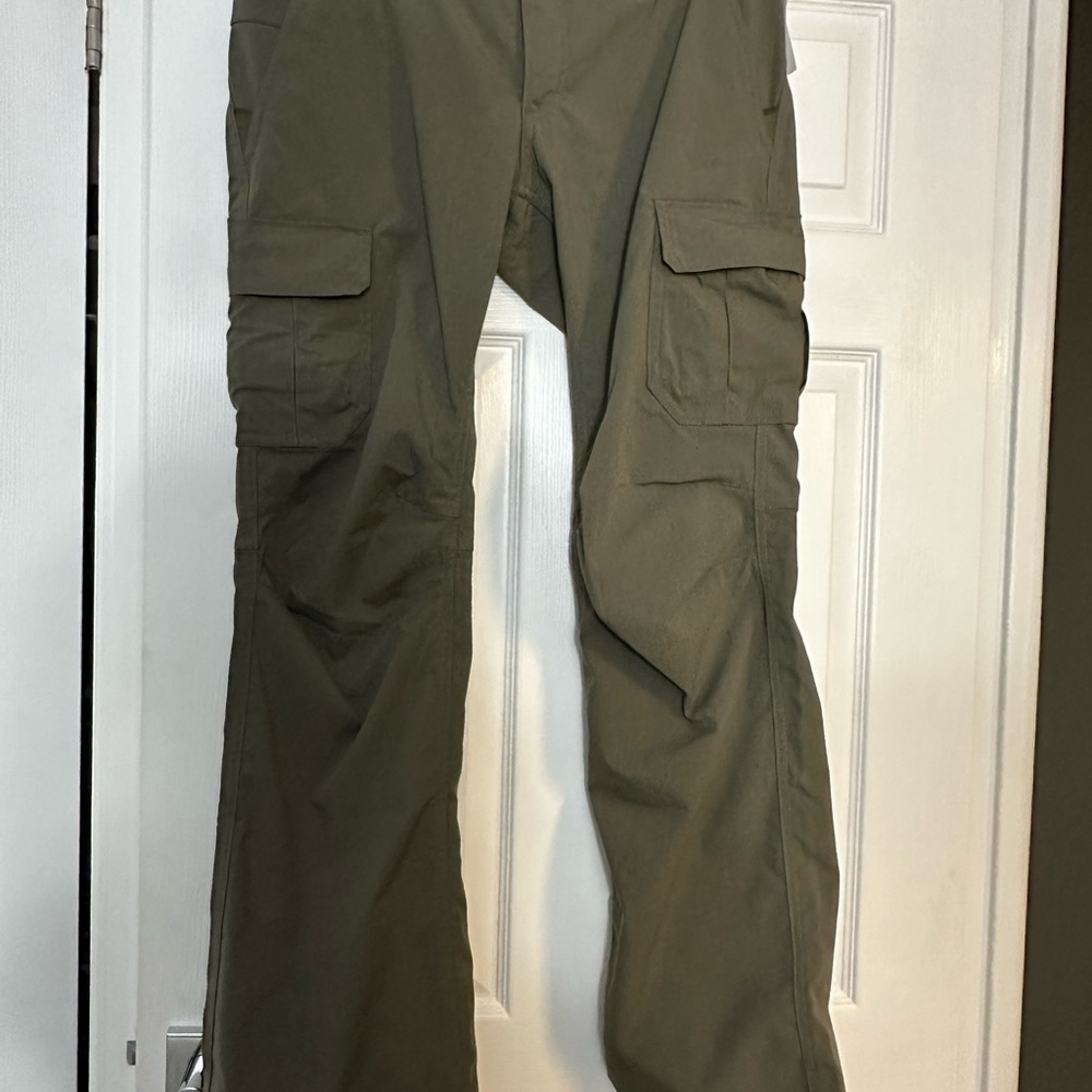 UNDER ARMOUR Women's Size 12 Cargo Winter Pants water resistant NEW NWT.